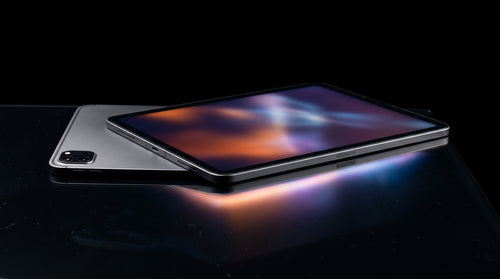 Apple iPad Pro 11" 512GB — dois iPads sobre superfície reflexiva