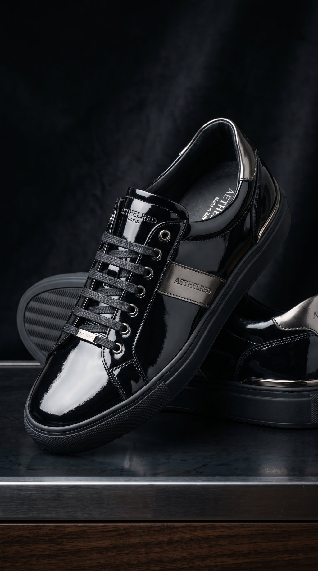 Marquis Noctis — Tênis de luxo em couro envernizado preto com faixa bronze e ilhós metálicos