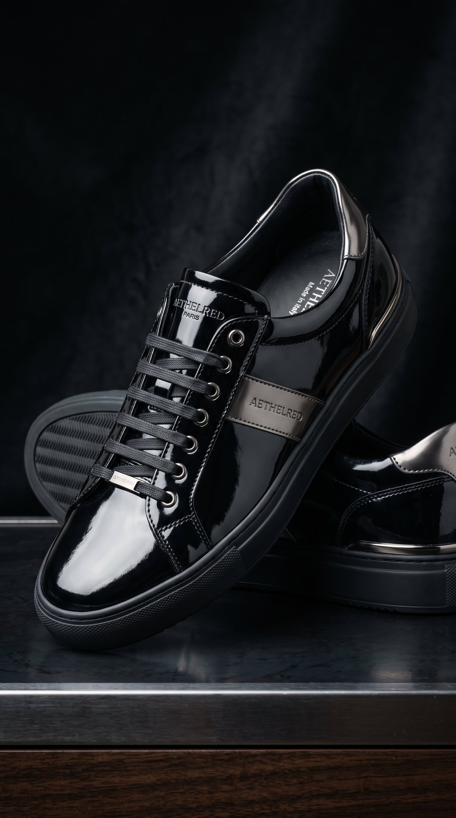 Marquis Noctis — Tênis de luxo em couro envernizado preto com faixa bronze e ilhós metálicos
