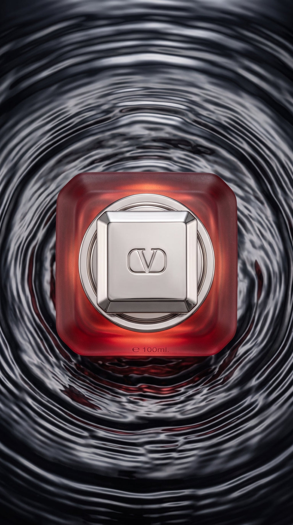 Scarlet Bloom Eau de Parfum — vista superior do frasco em ondas de água