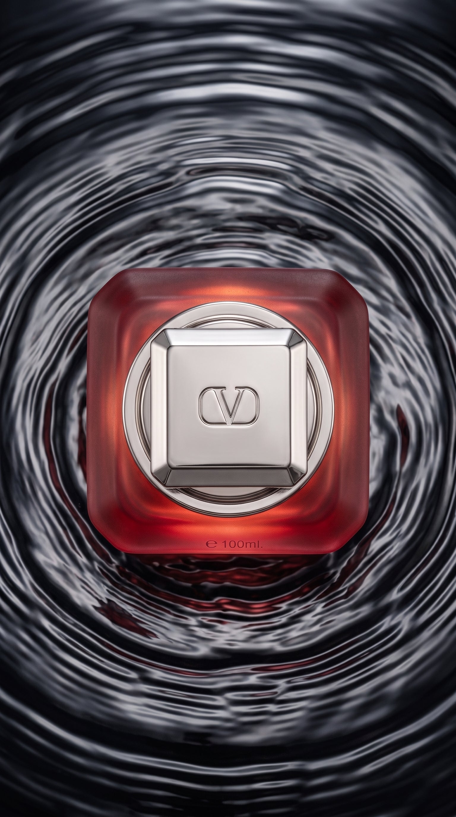 Scarlet Bloom Eau de Parfum — vista superior do frasco em ondas de água