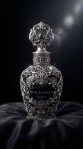 Noir Baroque Parfum — frasco negro com filigrana de prata sobre seda preta