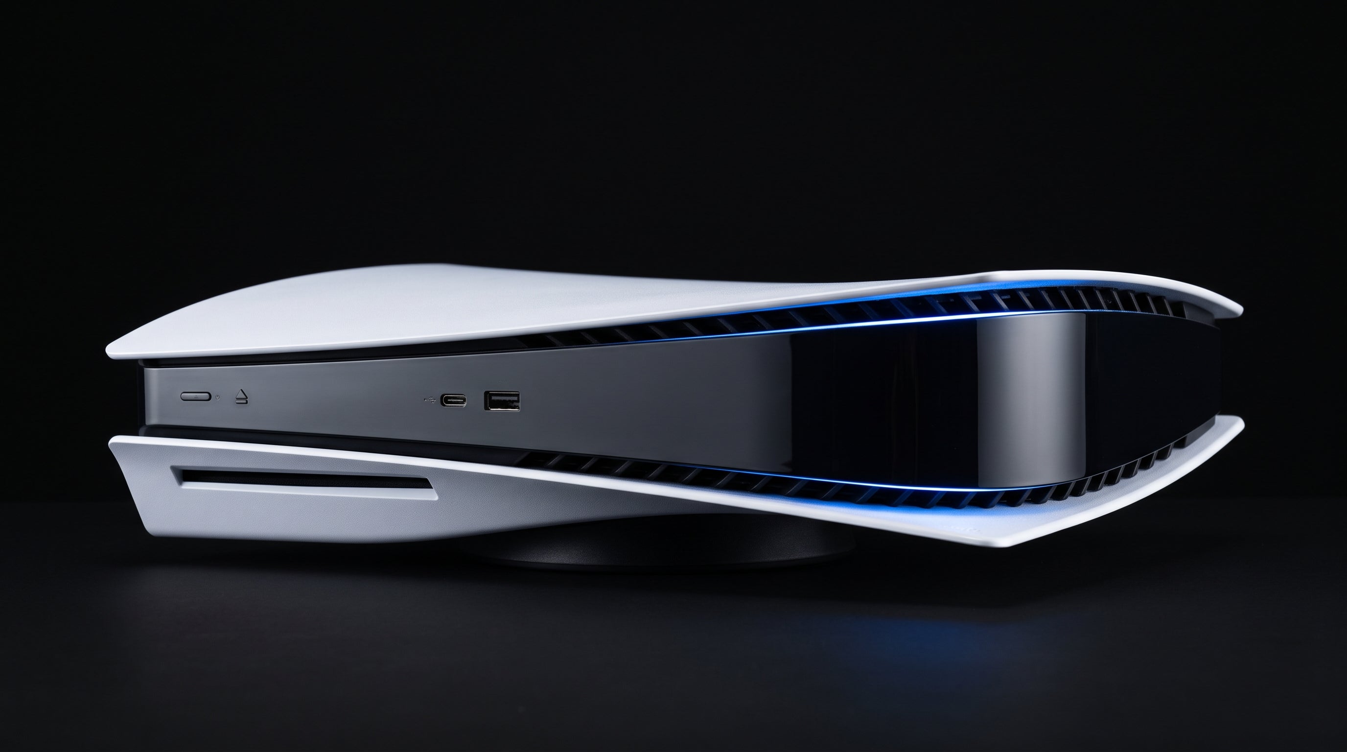 PlayStation 5 Standard Disc Edition — console deitado vista lateral com iluminação azul