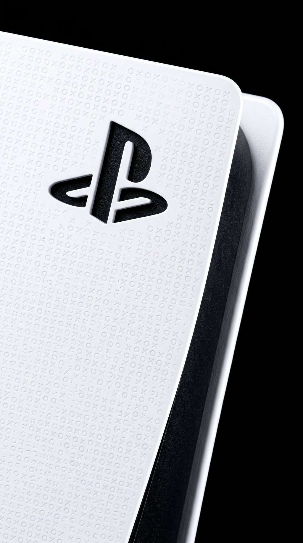 PlayStation 5 Standard Disc Edition — detalhe do logo PlayStation em relevo