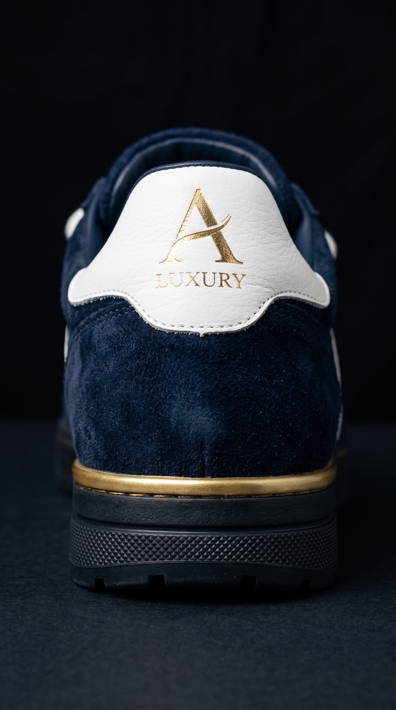 Azure Monarch — Contraforte em couro branco com monograma dourado e friso na sola