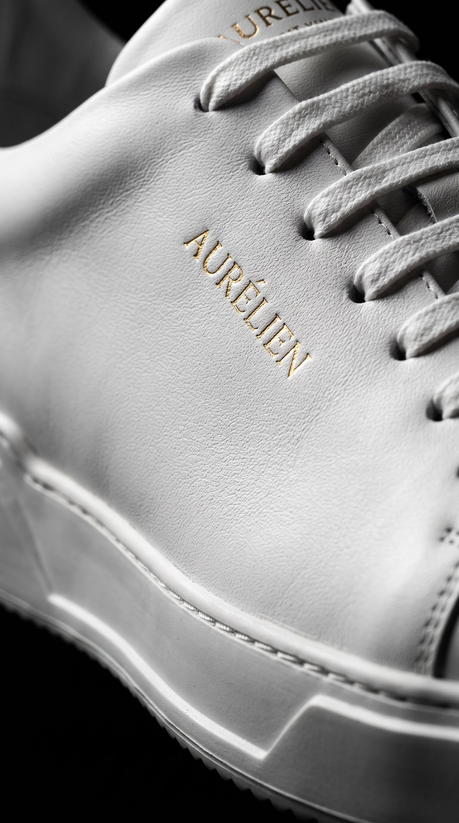 Albus Pure Minimalist | Detalhe textura couro e logo dourado — FORNIQ