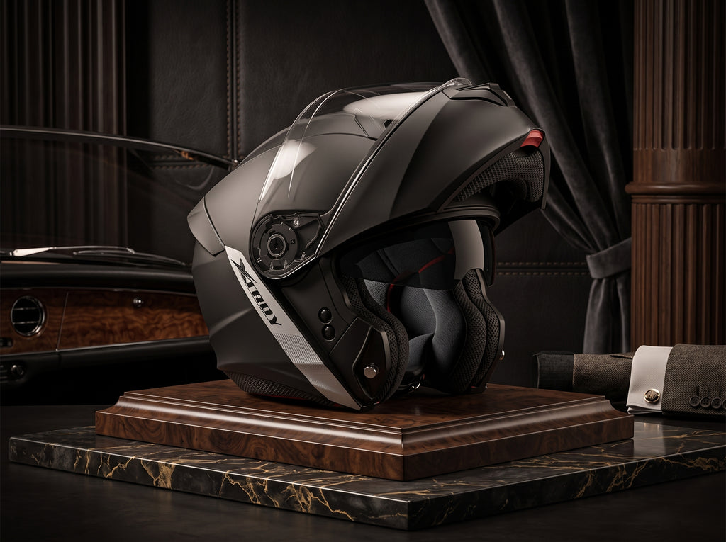 Capacete Xtroy MSV 722 Modular Preto - Foto premium em suporte de madeira nobre